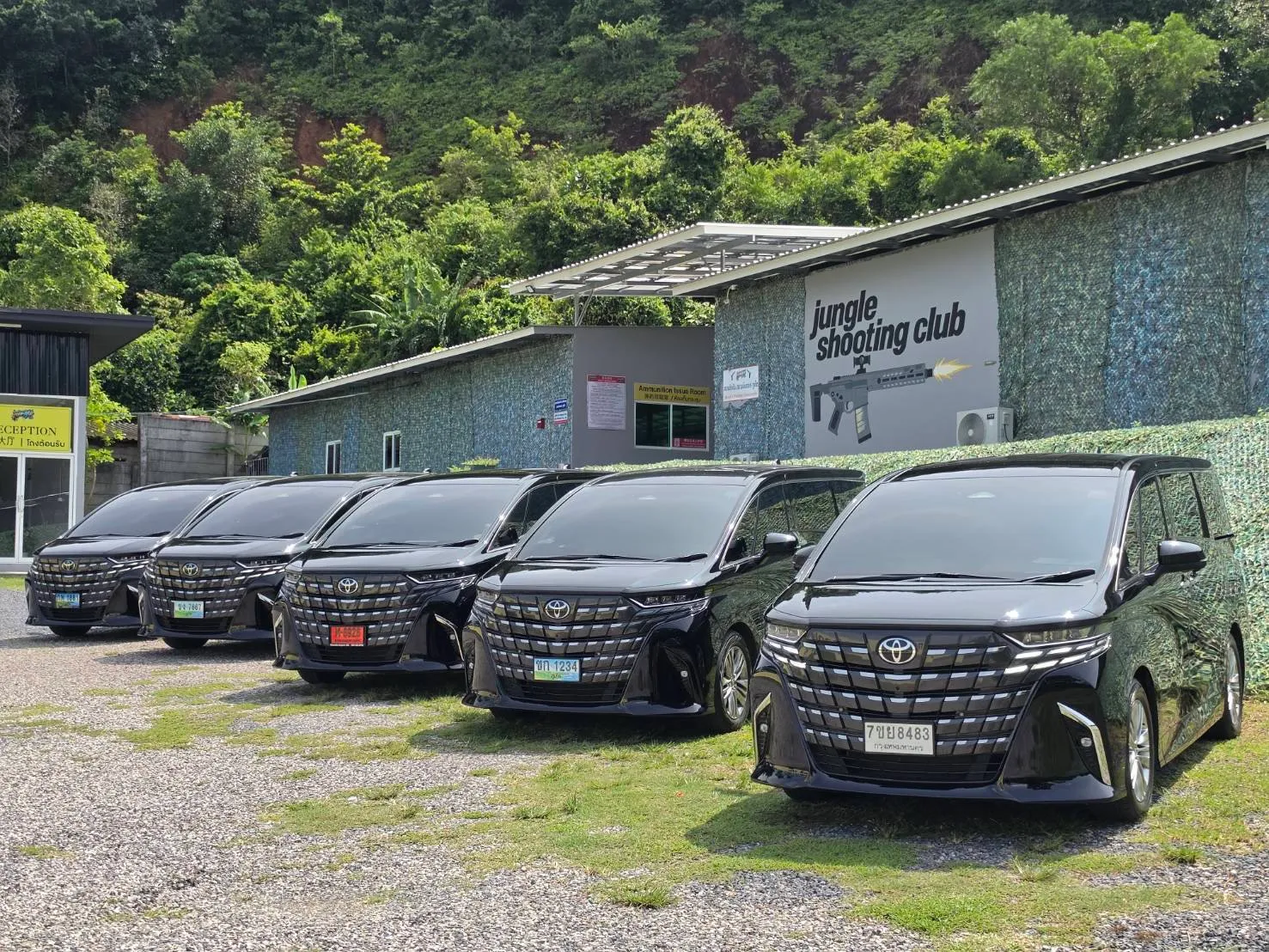 ขบวนรถ Toyota Alphard ของ PhuketAlphardRental จอดเรียงพร้อมออกให้บริการ